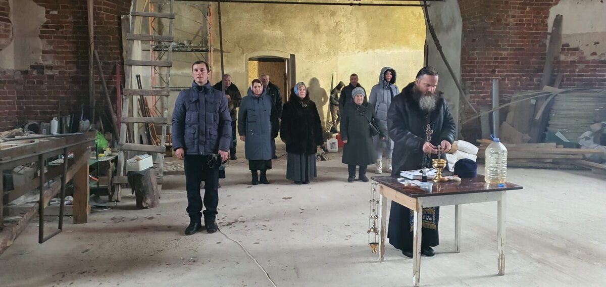 Богослужение в возрождаемом храме