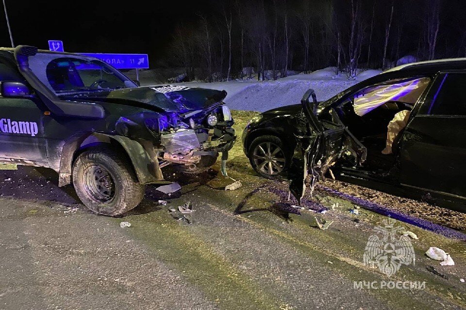     Столкнулись два автомобиля, которые получили серьезные повреждения. Фото: vk.com/mchs_murmansk