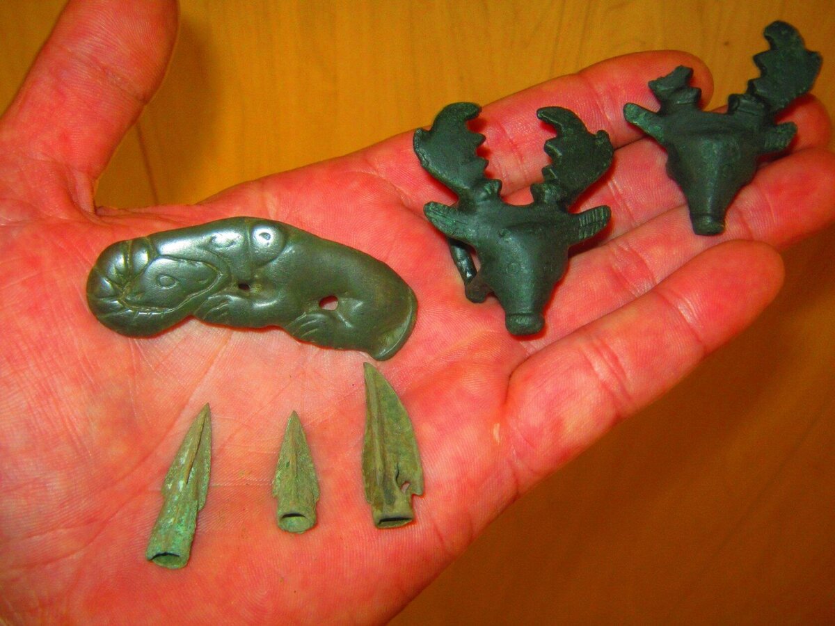 Сарматские бронзовые изделия, в том числе изображение волка, пожирающего голову барана. 5 век до новой эры. Актюбинский могильник