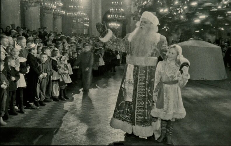 Дед Мороз и Снегурочка на Главной ёлке в стране в 1937 году  /из доступного фонда Яндекс.Картинки/