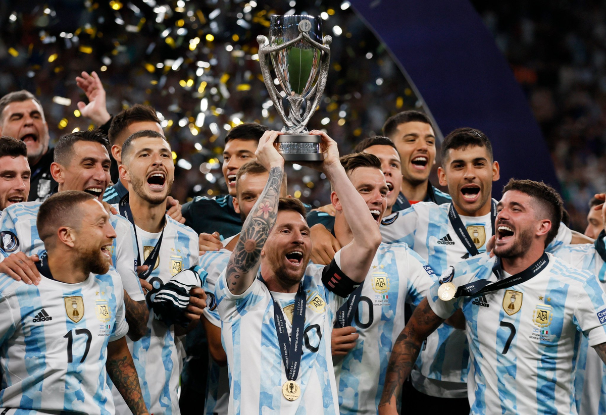 Сколько раз становилась чемпионом сборная команда аргентины. Месси Аргентина 2022 чемпион. Аргентина Месси финалиссима. Футбол финалиссима-2022 Италия Аргентина. Лионель Скалони сборная Аргентины 2006.