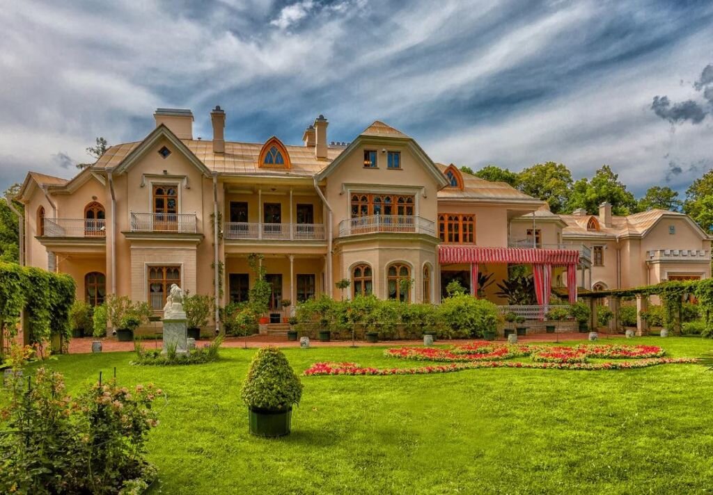 
1. Фермерский дворец 
В парке «Александрия» в начале 1830-х годов начинается строительство дворца для наследника престола Александра Николаевича. 
 
Изначально дворец был всего лишь павильоном с молочной фермой, который по своему внешнему виду напоминал английские сельские постройки без изысков, куда Николай I иногда любил наведываться. Однако впоследствии по желанию царя павильон расширили, сделав на втором этаже комнаты для проживания тринадцатилетнего цесаревича. 
 
В Фермерском дворце царил дух деревенской жизни: к столу подавали свежие фрукты, велись неспешные беседы и игры на свежем воздухе. Взойдя на престол, Александр II часто приезжал сюда, чтобы отдохнуть вдали от двора и петербургской суеты. 
 
Одной из основных изюминок дворца можно назвать части механизма одного из первых в России лифтов. В те времена в кабине находился специальный камердинер, который крутил ручку подъемного механизма, чтобы монаршая особа могла без хлопот подняться на верхний этаж. 
 
— Петродворец, парк Александрия 