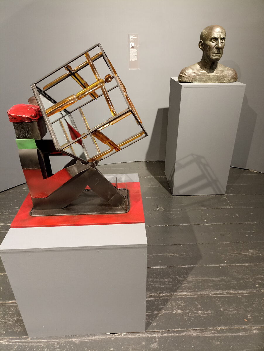 На переднем плане портрет Малевича, на заднем - Пикассо