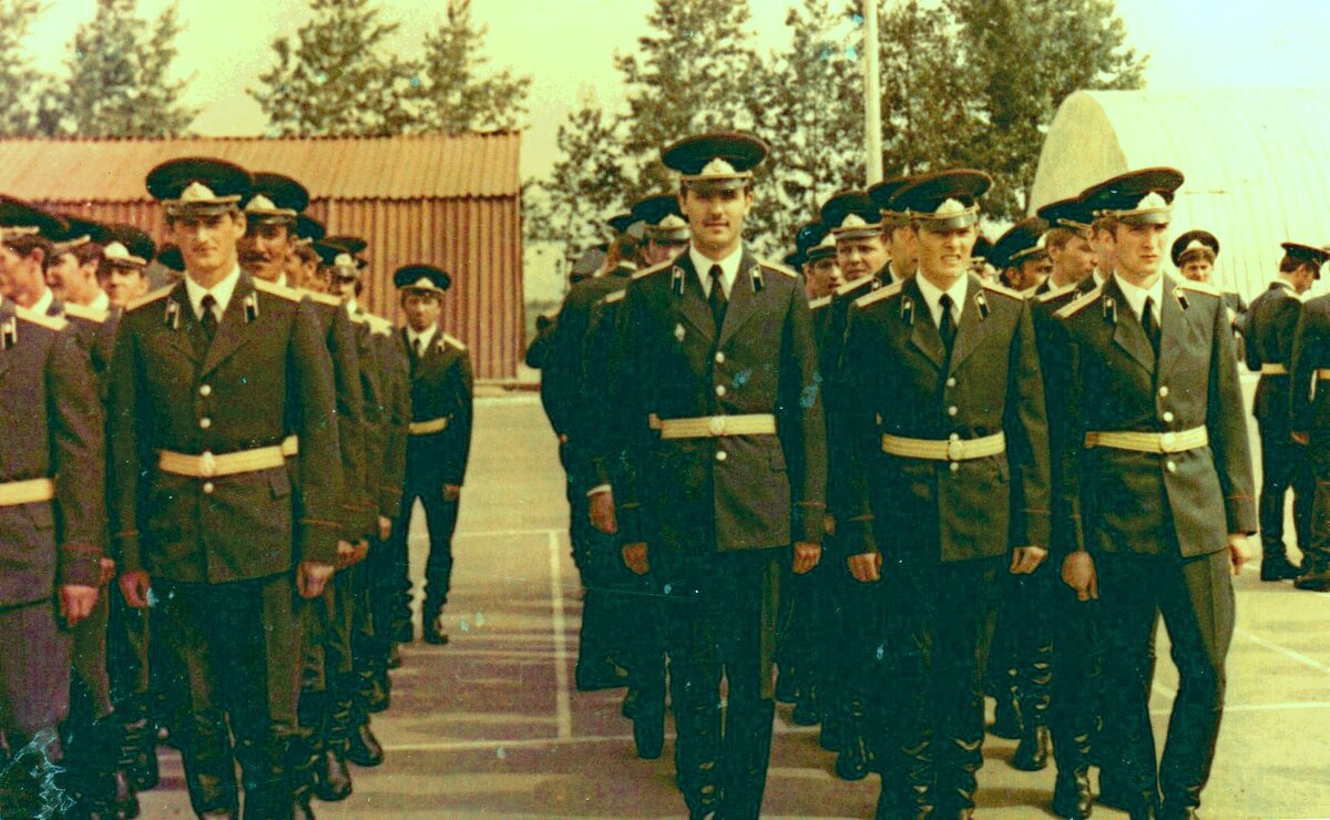 Первые выпускники ТВВСКУ 1982 года