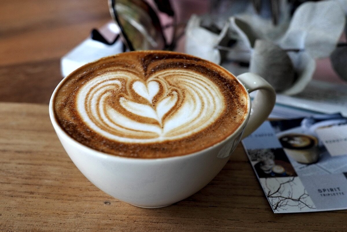 кокосовый раф кофе. кофе американо с молоком. кофе с плавленным сыром. молоко с пенкой. какао напиток.