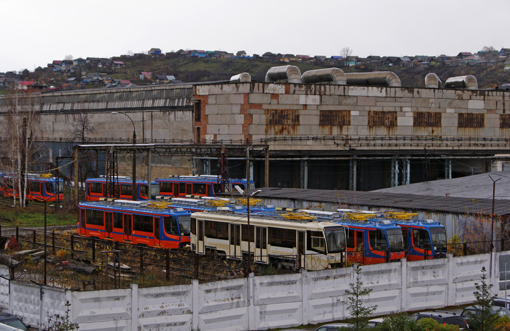 А вот последний 19-й КТМ на площадке готовой продукции в октябре 2012 года