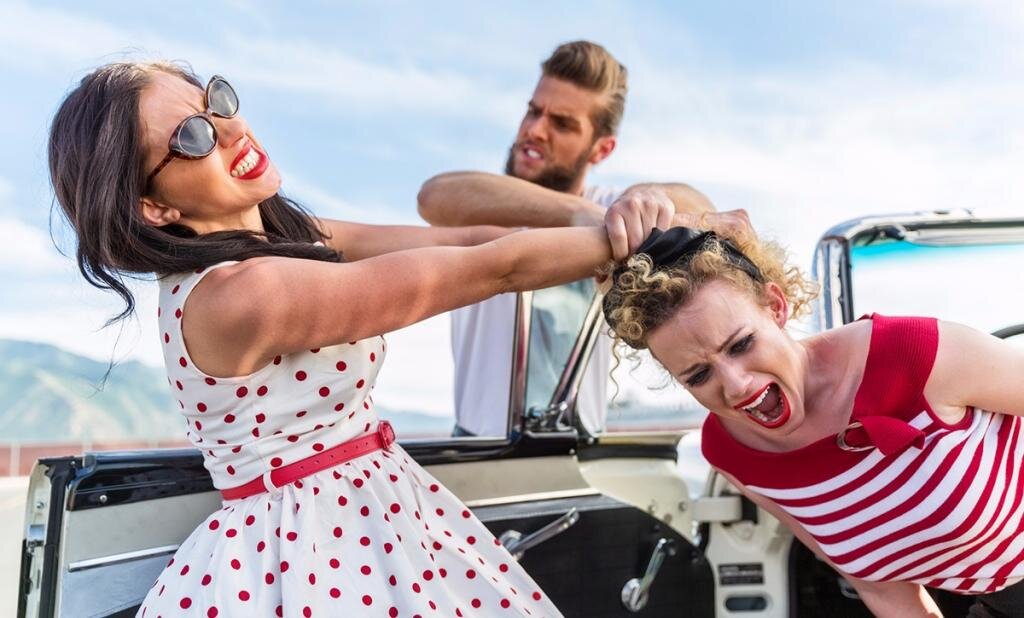 сцена женской ревности в зрительном проявлении