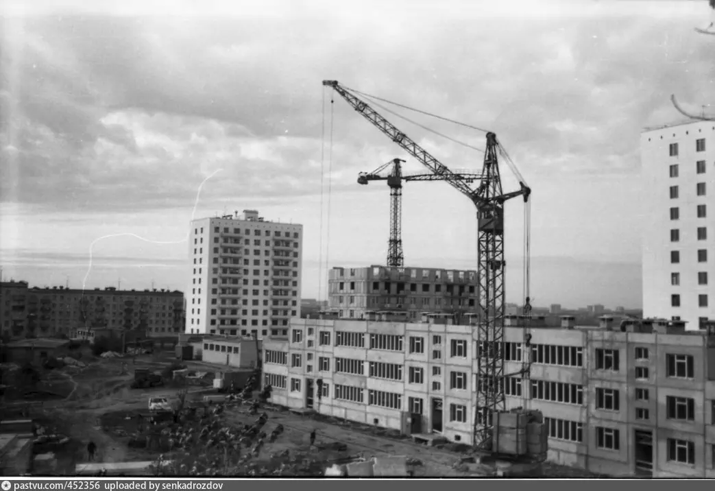 Криворожская строится. Из окна дома 10 по Симферопольскому проезду, 1967 г.