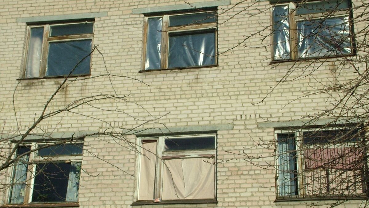 15 февраля 2013 года на улице было -30. Выбитые оконные рамы временно затягивали пленкой, клеёнкой, поликарбонатом. Фото: пресс-служба министерства здравоохранения региона.