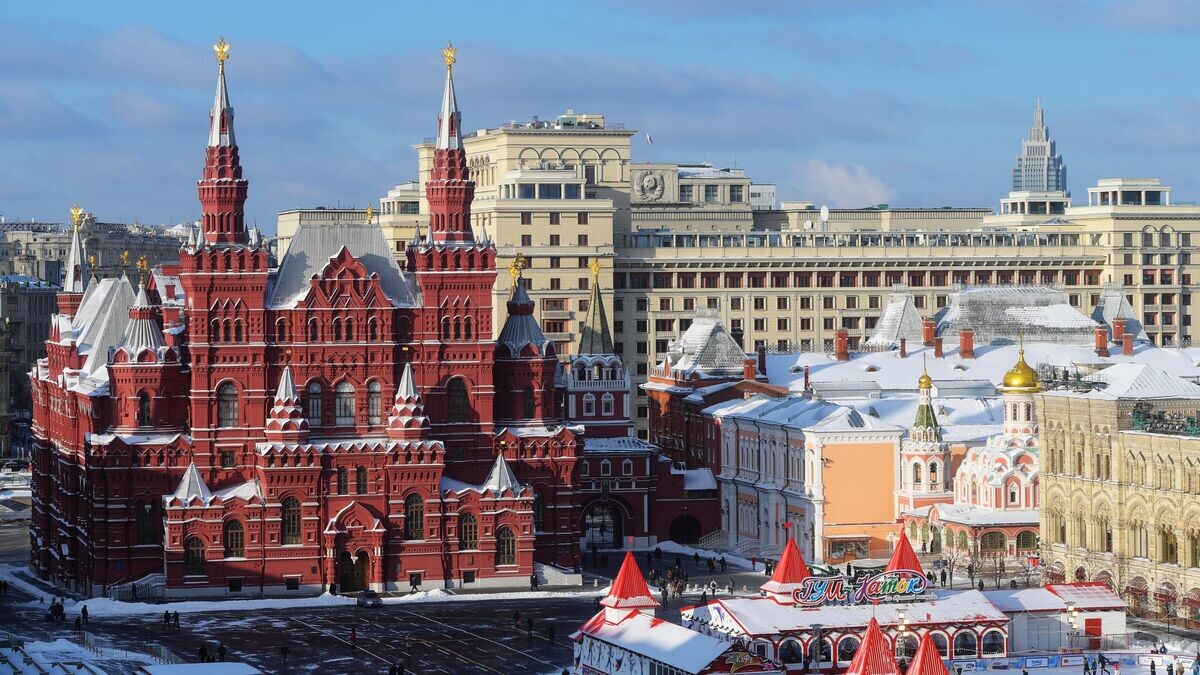    Вид центра Москвы со Спасской башни Московского Кремля. Слева - Государственный Исторический музей© РИА Новости / Григорий Сысоев