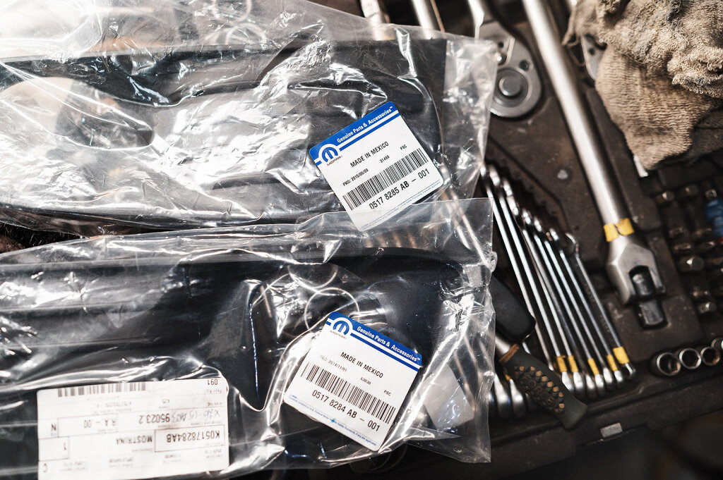 Номера заглушек бампера под противотуманки 05178285AB и 05178284AB