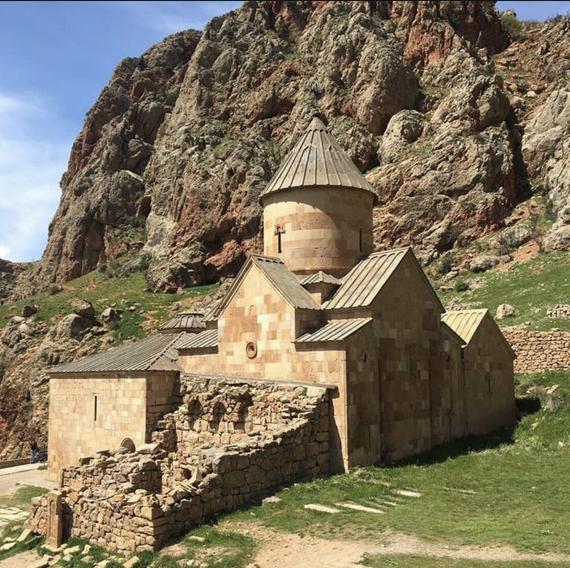 Нораванк в окружении скал