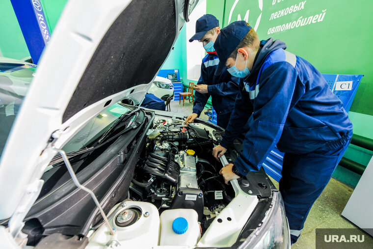    В автосалоне есть слесарный и кузвной цеха