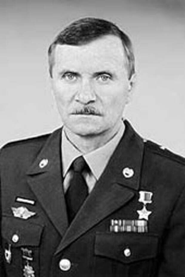 Григорий Сергеевич Кириченко. Источник фото: https://mirtesen.ru/dispute/43495577836/Kak-odin-praporschik-spas-68-ranenyih.-Geroy-Grigoriy-Kirichenko