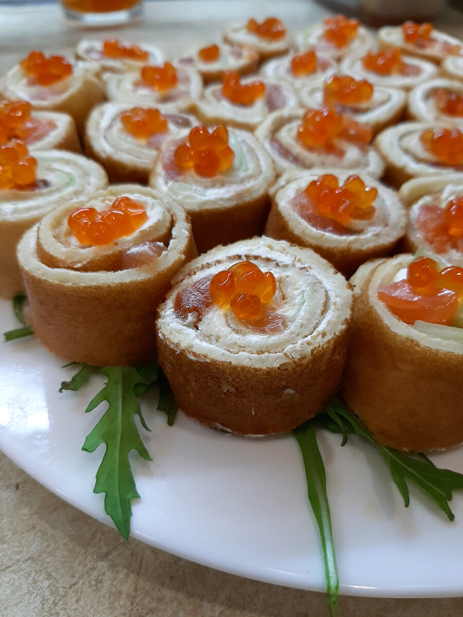 Блинные рулетики с красной рыбой