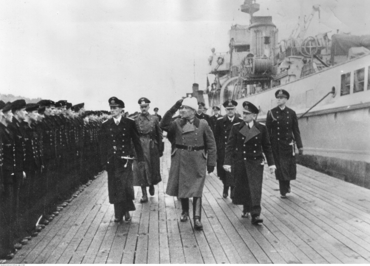 Генерал Николаус фон Фалькенхорст, командующий вермахтом в оккупированной Норвегии (в центре), вице-адмирал Отто фон Шрадер, командующий адмиралом западного побережья Норвегии (справа в первом ряду) и капитан-лейтенант Ганс Бартельс (слева в первом ряду), март 1942 г.