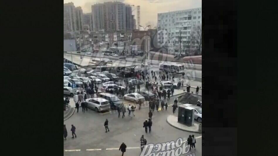     В Ростове полиция разогнала толпу школьников, собравшихся у ТЦ «Горизонт» 26 февраля, предположительно относящихся к некой «ЧВК Редан», об этом сообщили очевидцы в «ВКонтакте».