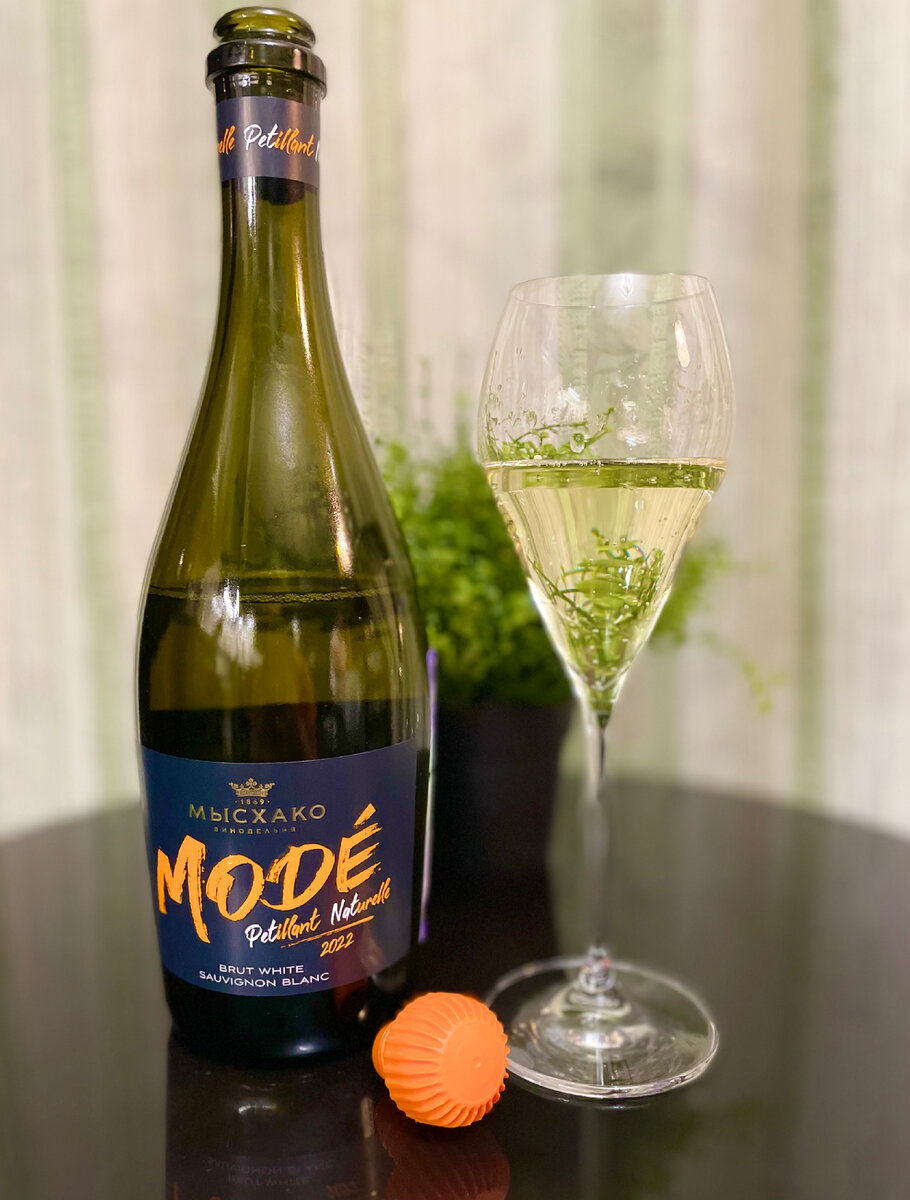 Обратите внимание на пробку, по задумке производителя, она специально сделана из пластика и с возможностью повторного закрывания бутылки, чтобы вино не выдыхалось. Думаю, что это очень удобно.