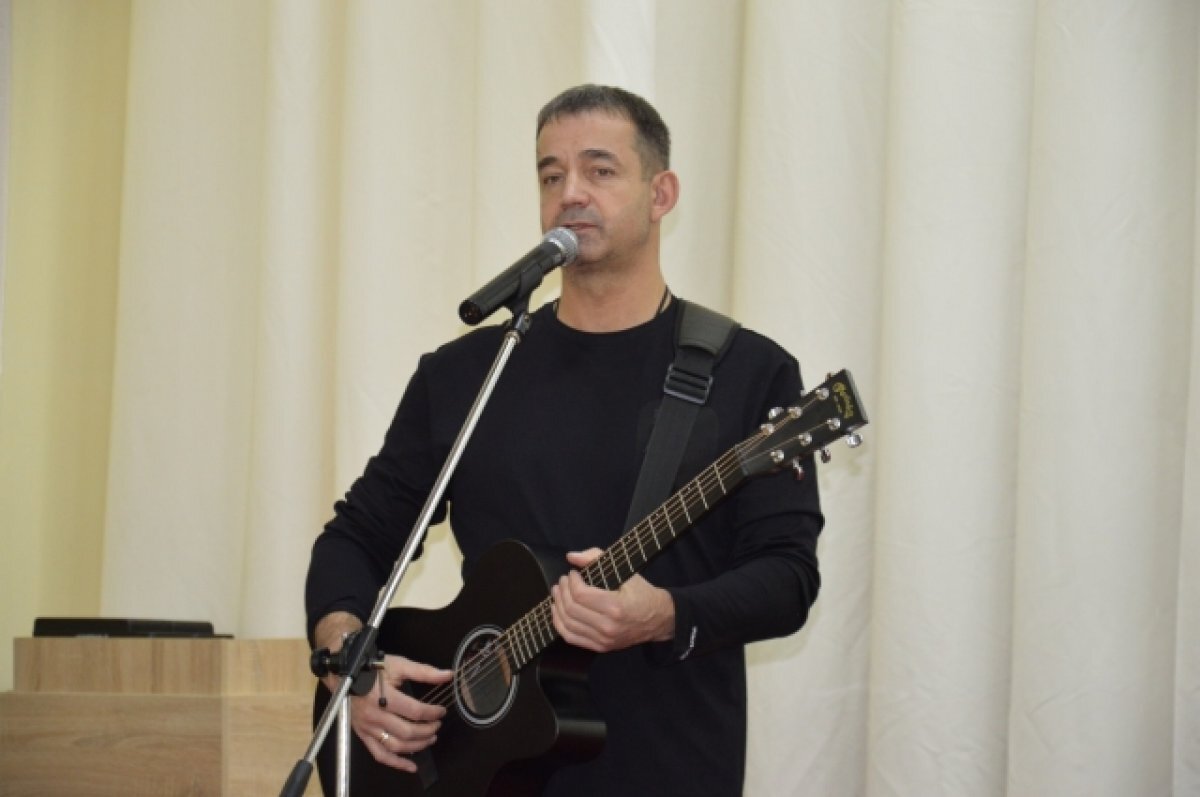    Актер театра и кино Дмитрий Певцов выступил перед алтайскими росгвардейцами
