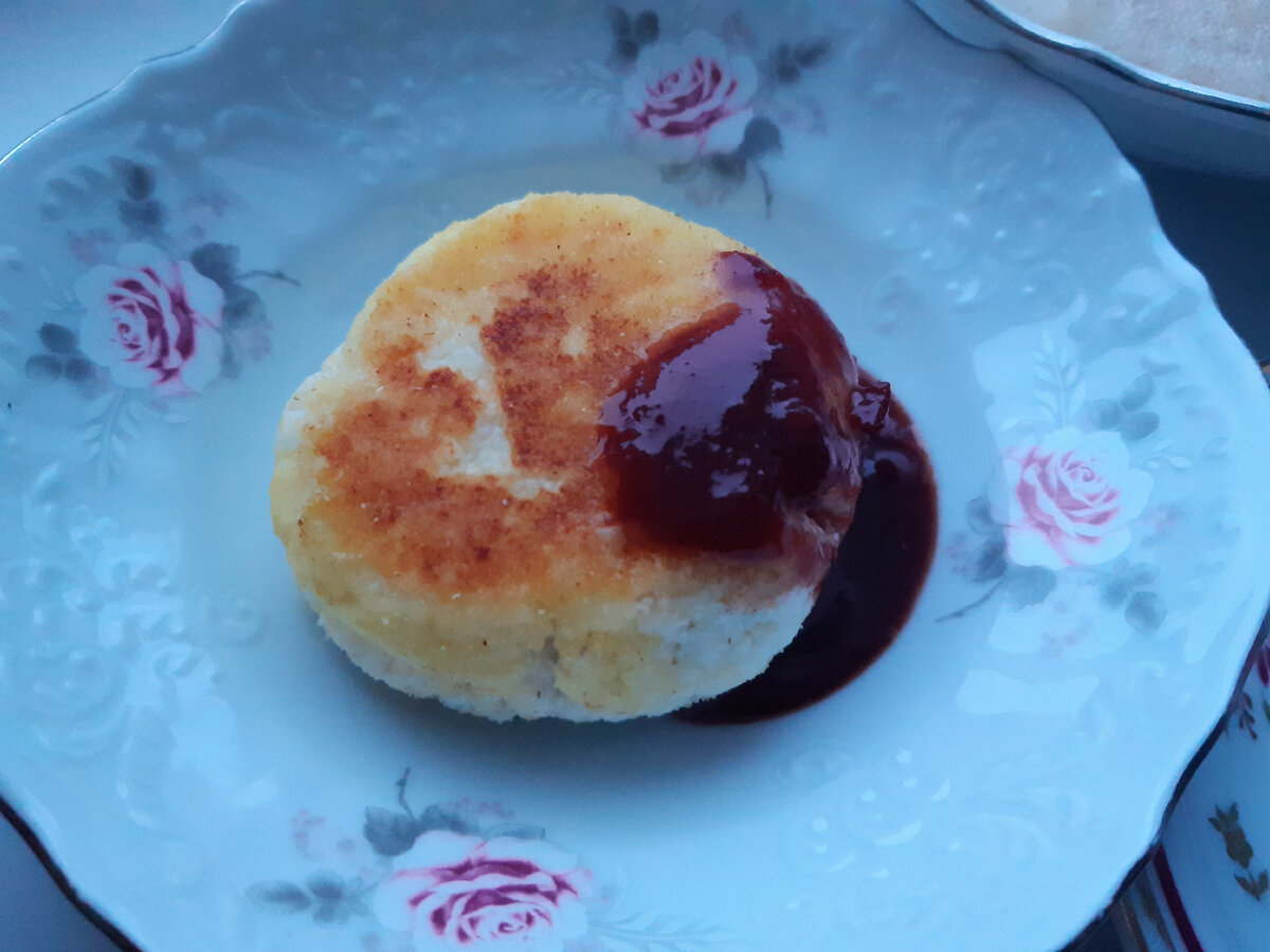 черные крапинки - это ванильный сахар. Беру с натуральной ванилью.