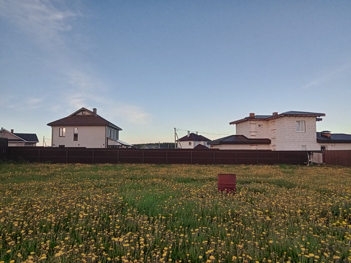 Участок с видом на строящиеся дома соседей