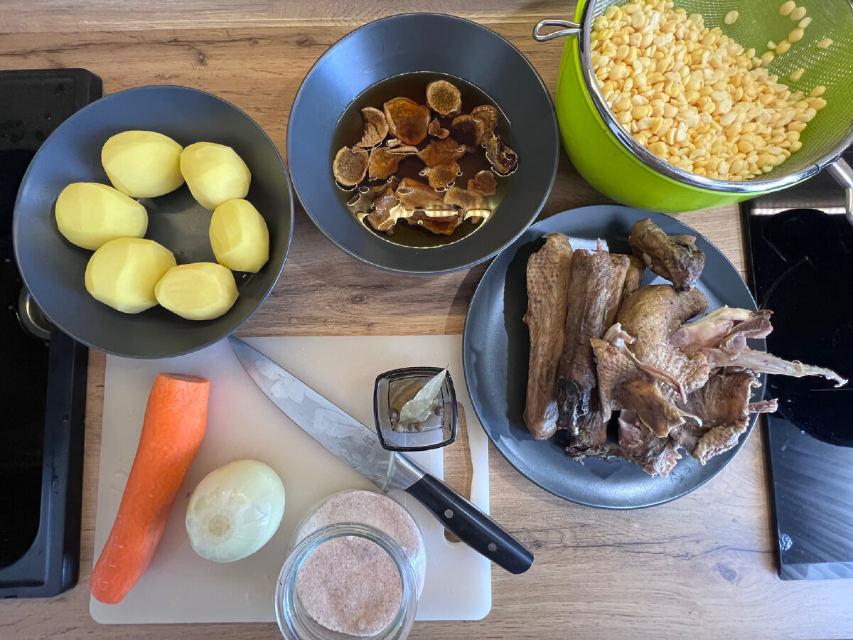 Шаг 1: нам понадобится- копчености, горох, картофель 🥔 , морковь🥕, лук 🧅, грибы (у меня сушеные), соль, перец душистый, лавровый лист. 
