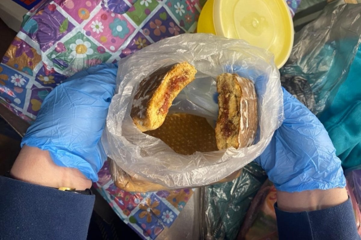    Сотрудники тверского СИЗО показали, как выглядят пряники с наркотиками