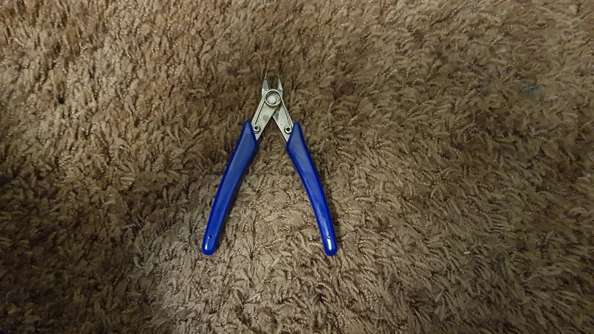 Модельные кусачки-позволяют точно отделить деталь от литника. Кстати фирма-от Мачета. Когда мой блог только начинал раскручиваться со мной связался менеджер мачета и попросил раскрутить их магазин на озоне на основании моего блога. Они давали целую 1000 рублей и на этот косарь я купил себе кусачки за 700 рублей и две малярные ленты. На самом деле можно было купить за 300 рублей от Джас, но на халяву и уксус сладок. В результате они служат мне верой и правдой уже третий год. Но думаю скоро их заменю