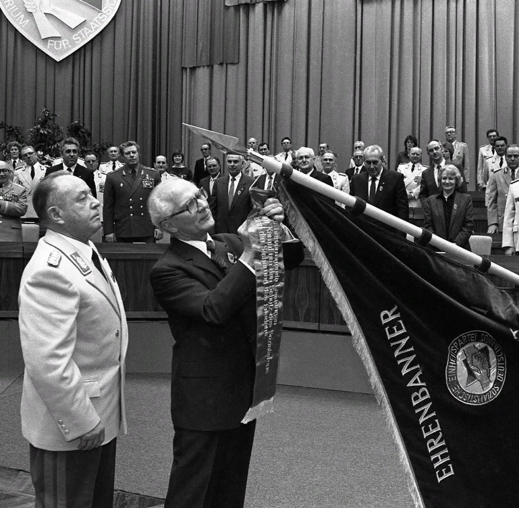 Разведка гдр штази. Штази разведка. Штази. Герб штази. Эмблема штази гдр.