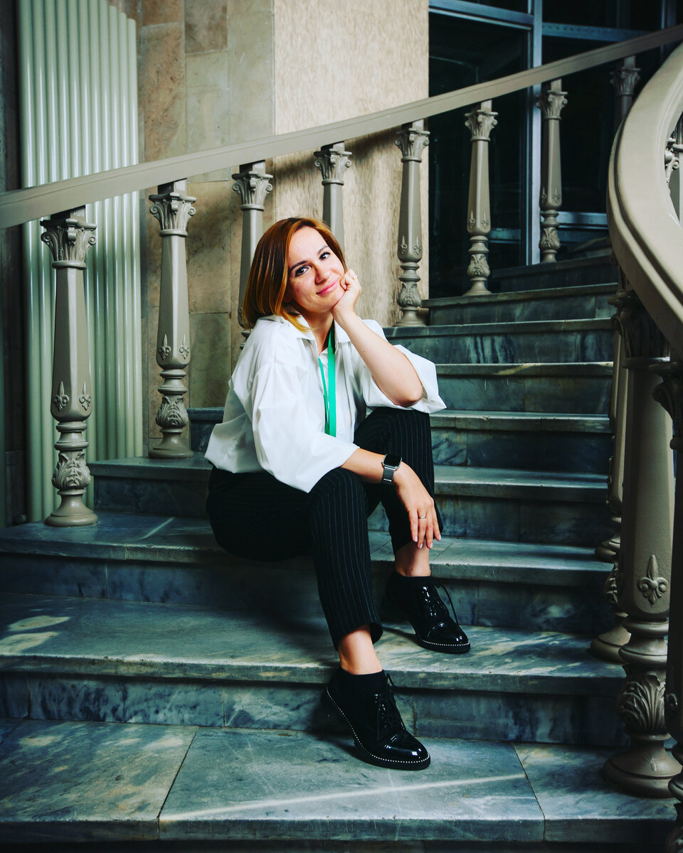 Какое должно быть образование у бизнес-тренера
На самом деле четких рекомендаций тут нет. Чтобы работать бизнес-тренером можно быть экспертом в какой-либо теме, можно быть педагогом, психологом по образованию. У меня экономическое образование и вы не предоставляете как оно мне помогает вести тренинги. Вообще считаю что все вокруг это торговые отношения. Мы торгуем либо продуктами, либо услугами (еще хотела написать лицом🤣). Поэтому Торгово-Экономическое образование стало той опорой которая помогает мне как бизнес-тренеру попадать в запросы клиентов/участников обучения.
В Америке например психологов не берут на бизнес-тренеров потому что считается что психолог начинает ставить всем диагнозы и лечить группу🤣
А бизнес-тренер не ставит диагнозы, он дает инструменты для развития навыков. Поэтому если говорить про образование тренера- оно может быть любое. А вот пройти Тренинг для Тренеров это must have)))))