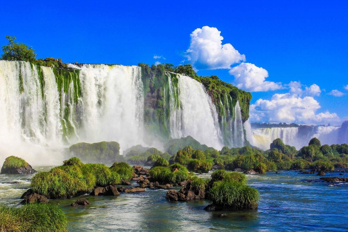 Природные объекты бразилии. Бразилия водопады Игуасу. Водопад Игуасу в Южной Америке. Игуасу, Аргентина / Игуасу, Бразилия. Бразилия водопад Игуас.