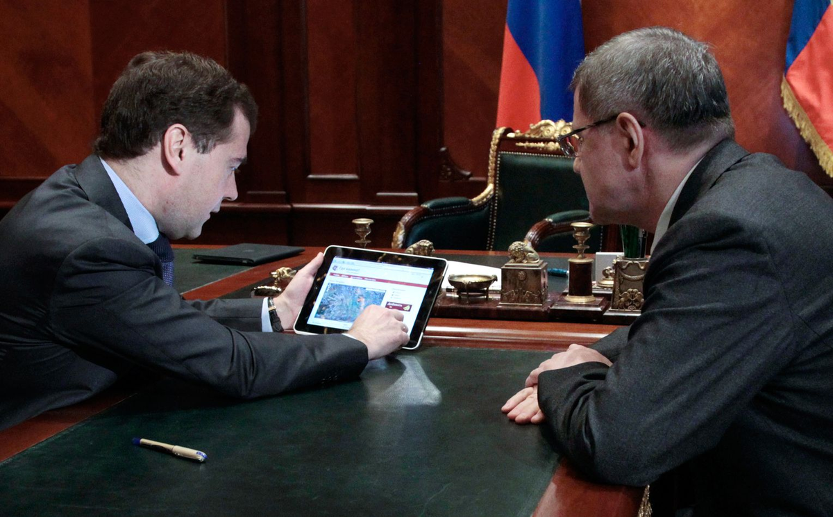 Медведев показал карту россии. Медведев и айпад.