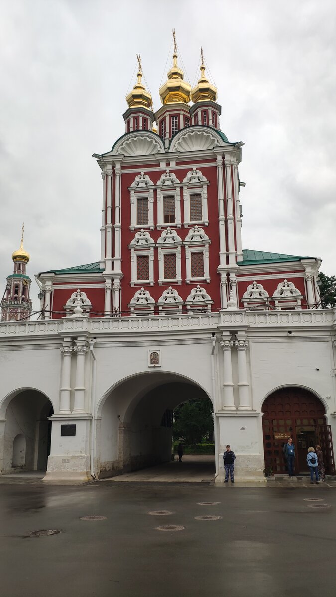 Вход в Новодевичий монастырь. 