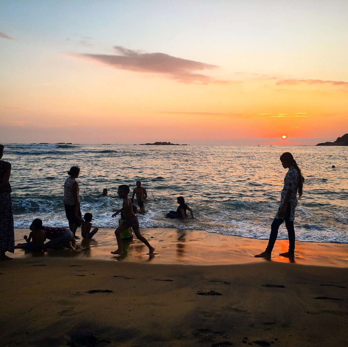 пляж Унаватуна на закате, местная детвора)