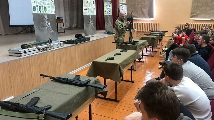     Школьников среднего и старшего звена научат собирать, разбирать автомат Калашникова и оказывать первую медицинскую помощь в Приморье. Полезные навыки ребятам дадут в рамках общеразвивающей программы «Патриот».