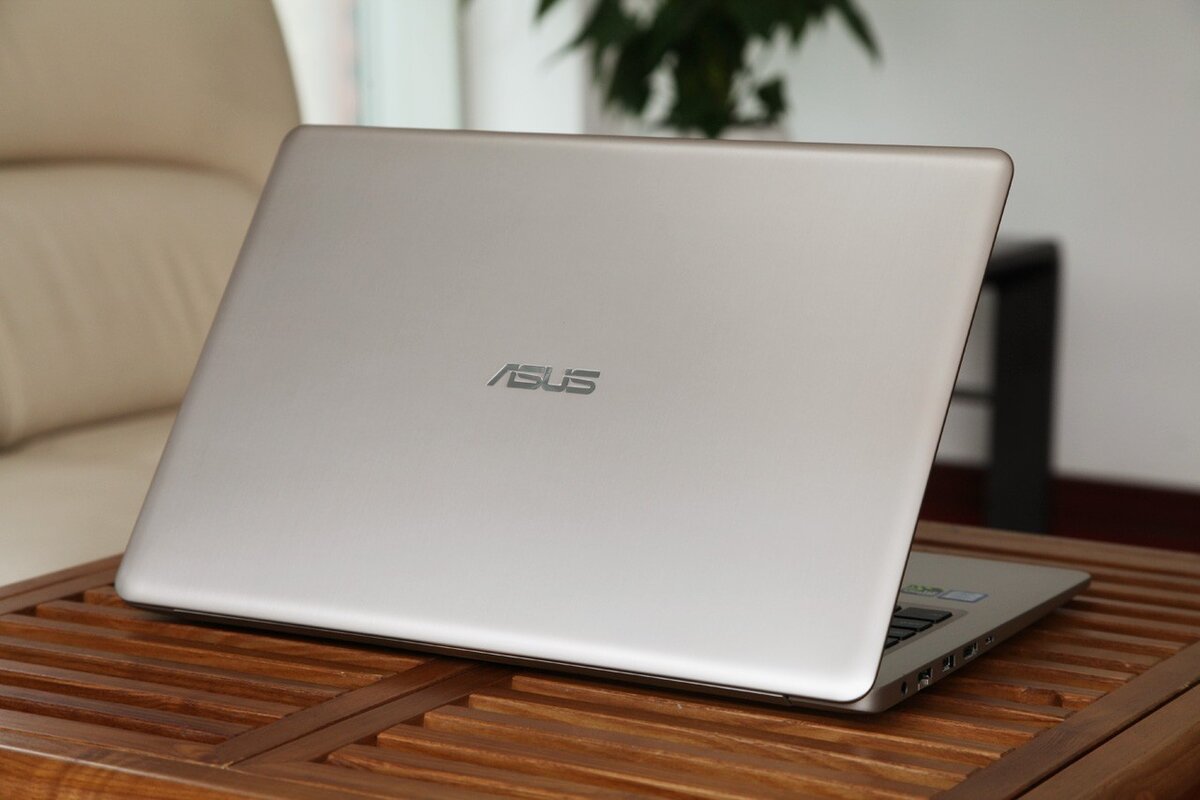    Ноутбук Asus Vivobook X415EA-EB512 — компактная и лёгкая модель для путешествий. Фото: laptopmain.com