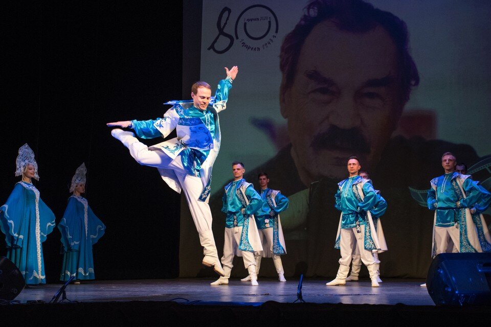     На сцене выступали творческие коллективы. Геннадий БИСЕНОВ