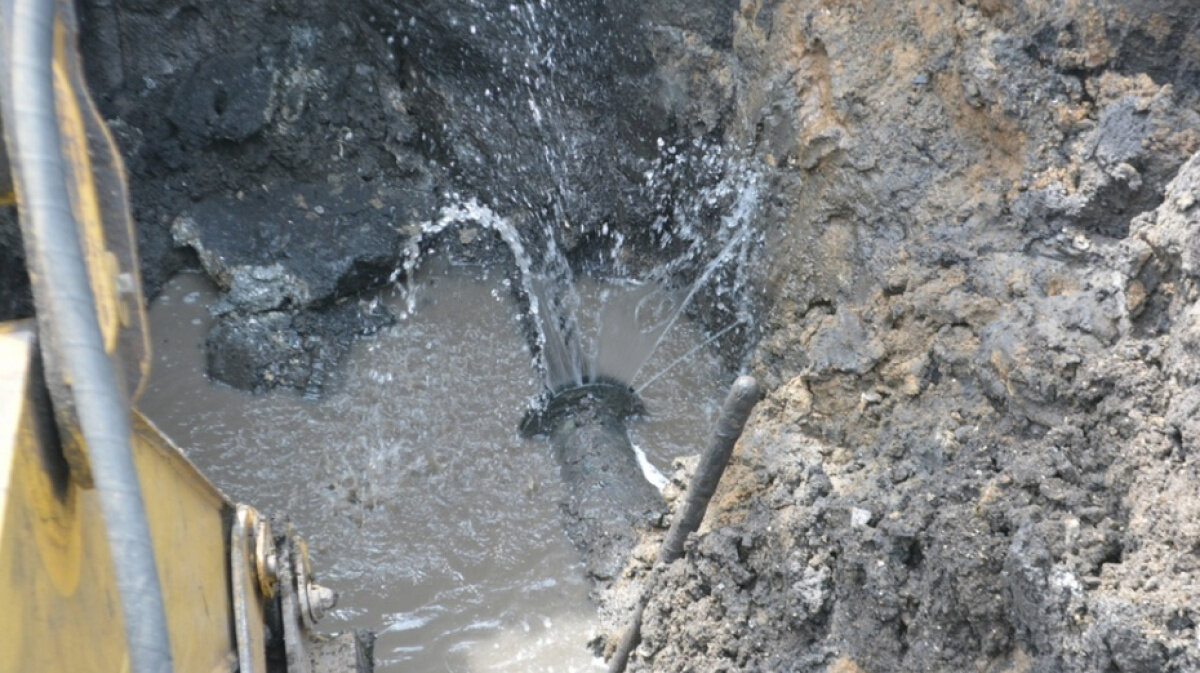 Утечка труб воды. Порыв водопровода. Порыв трубы водопровода. Прорыв водопровода. Порыв сетей водоснабжения.