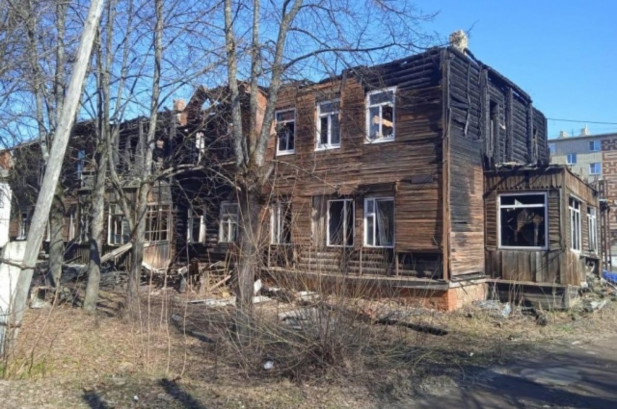    В Кольчугино многодетную мать с тремя детьми бросили жить в сгоревшем доме