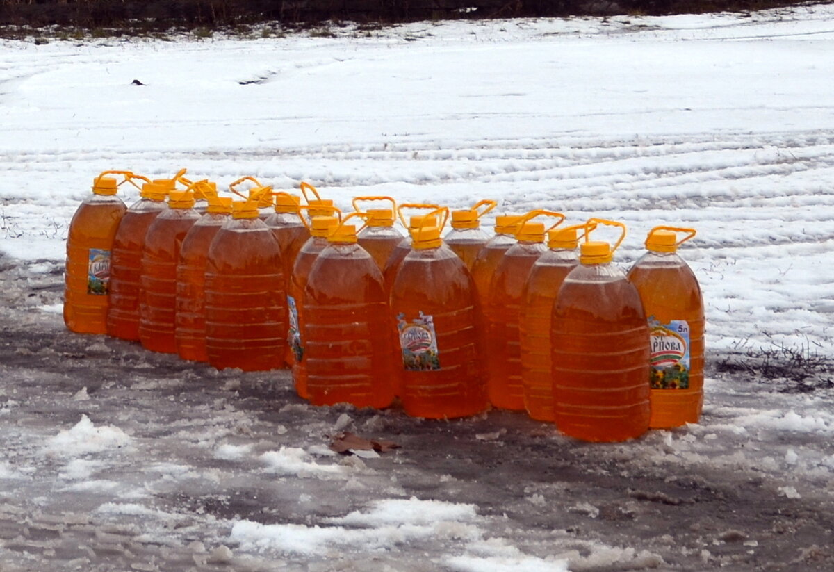 Сейчас арендаторы нашей земли привозят нам масло вот в таком виде, но так было не всегда.