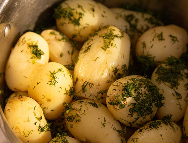 Молодая картошка с укропом и маслом плюс бонус – отличный салат к ней