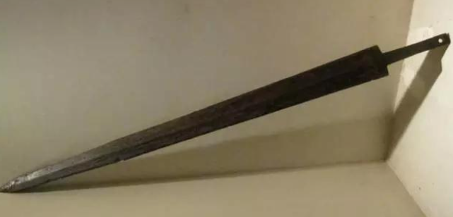 Железный меч-цзянь династии Хань в основном следовал стилю времен Сражающихся царств.