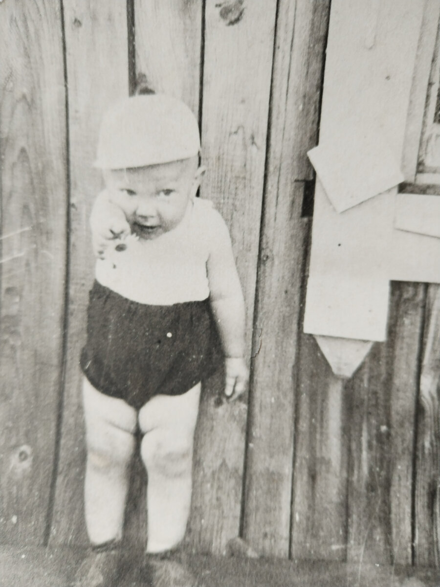 Наверно, дарит ромашку маме.