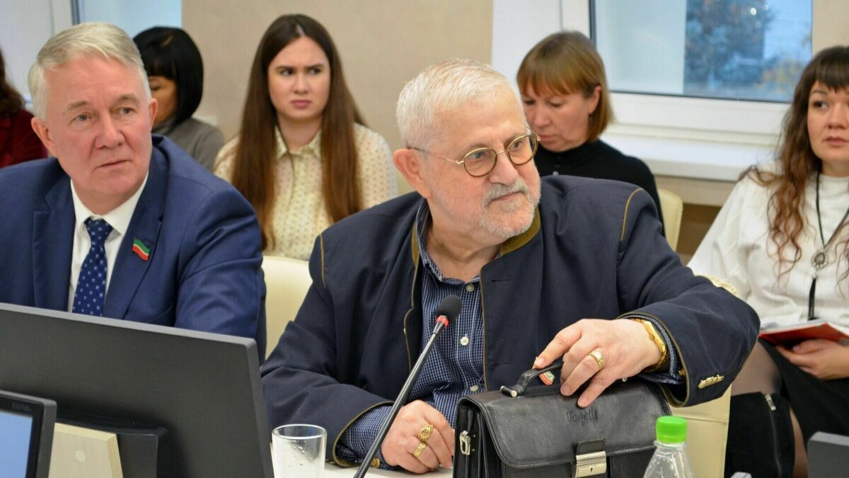     Депутат Госсовета Татарстана Александр Славутский покинул заседание комитета парламента по образованию, культуре, науке и национальным вопросам во время выступления его коллег на татарском языке.