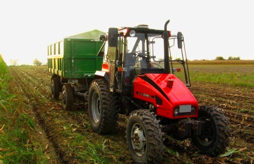 Трактор ВТЗ-2048А на транспортных работах в поле