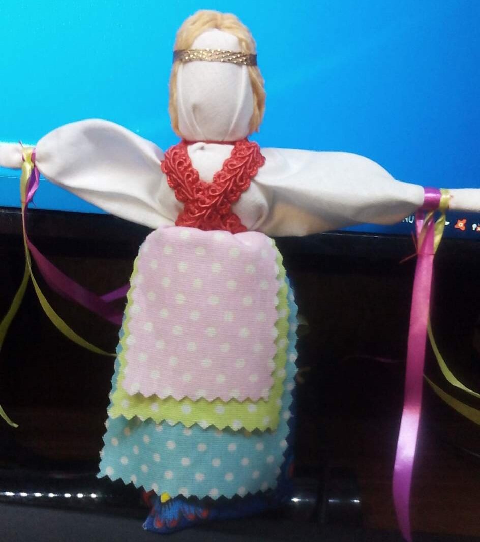 Кукла Желанница. Цветные ленточки на руках - символ желаний