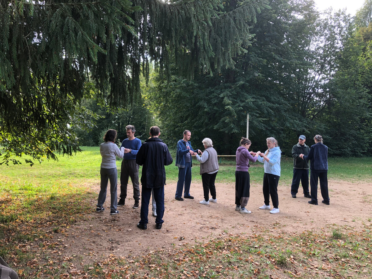 На семинарах Саньхэ общая программа для людей всех возрастов, от 18 до 70 и дальше:)