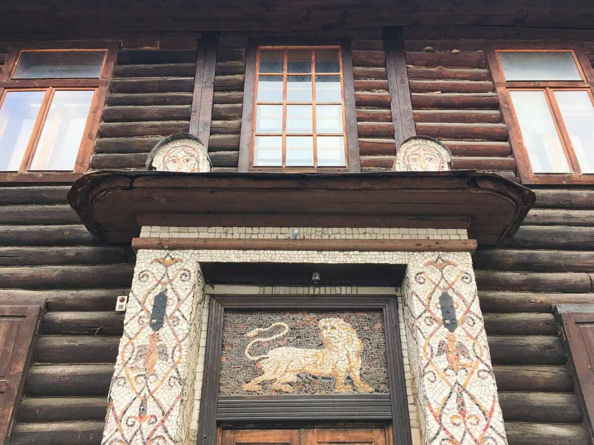 Мозаичный портал центрального входа