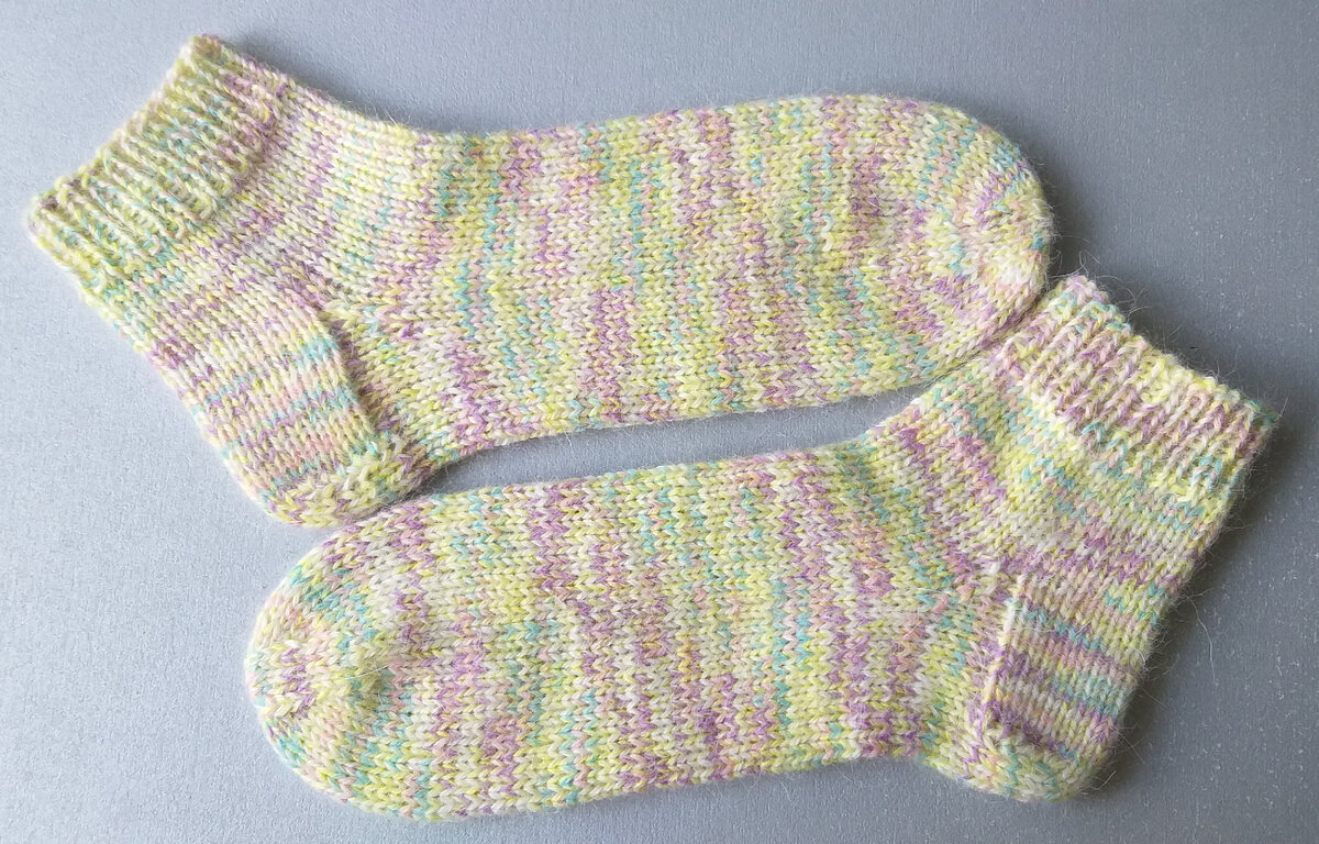 Одна из готовых работ апреля. Носки из козьего пуха и пуха норки.