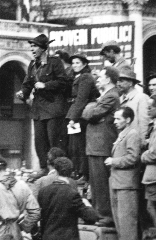 День освобождения Милана 26 апреля 1945 г. В центре кадра Тереза Мондини